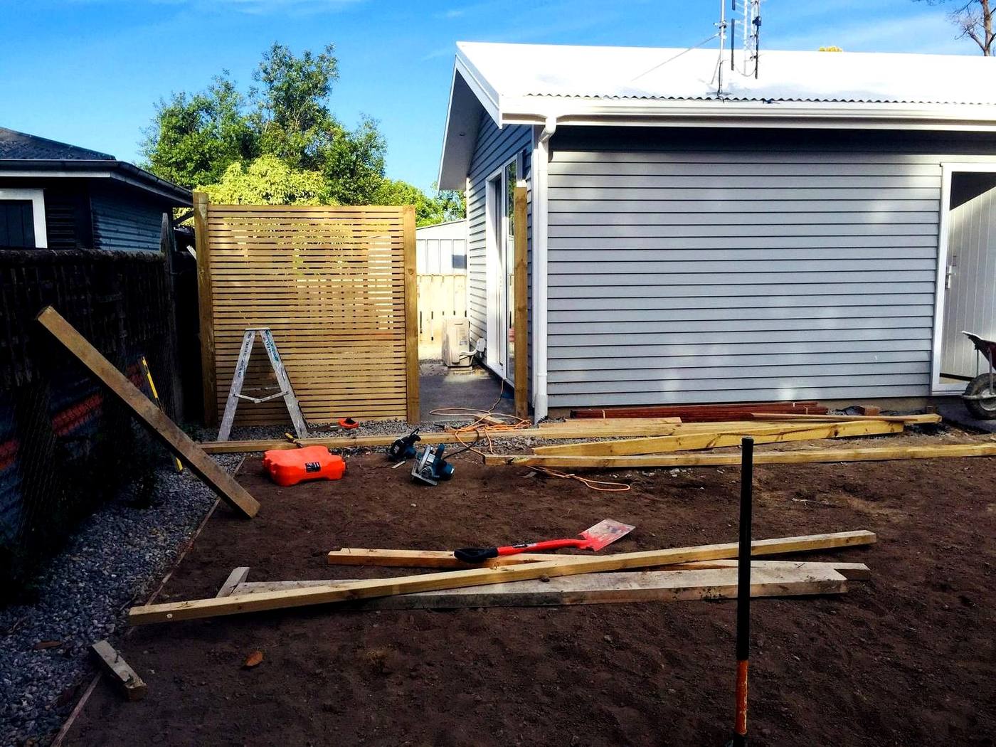 Exterior screen and cladding work on a house