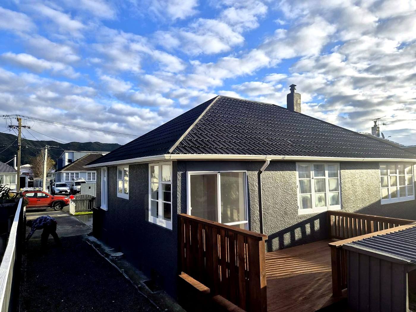 Cream bungalow with a finished dark tile roof recote
