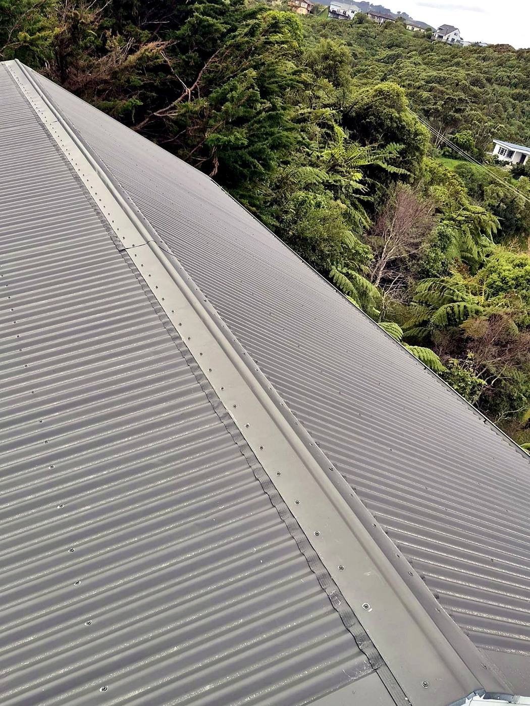 Finished metal roof ridge